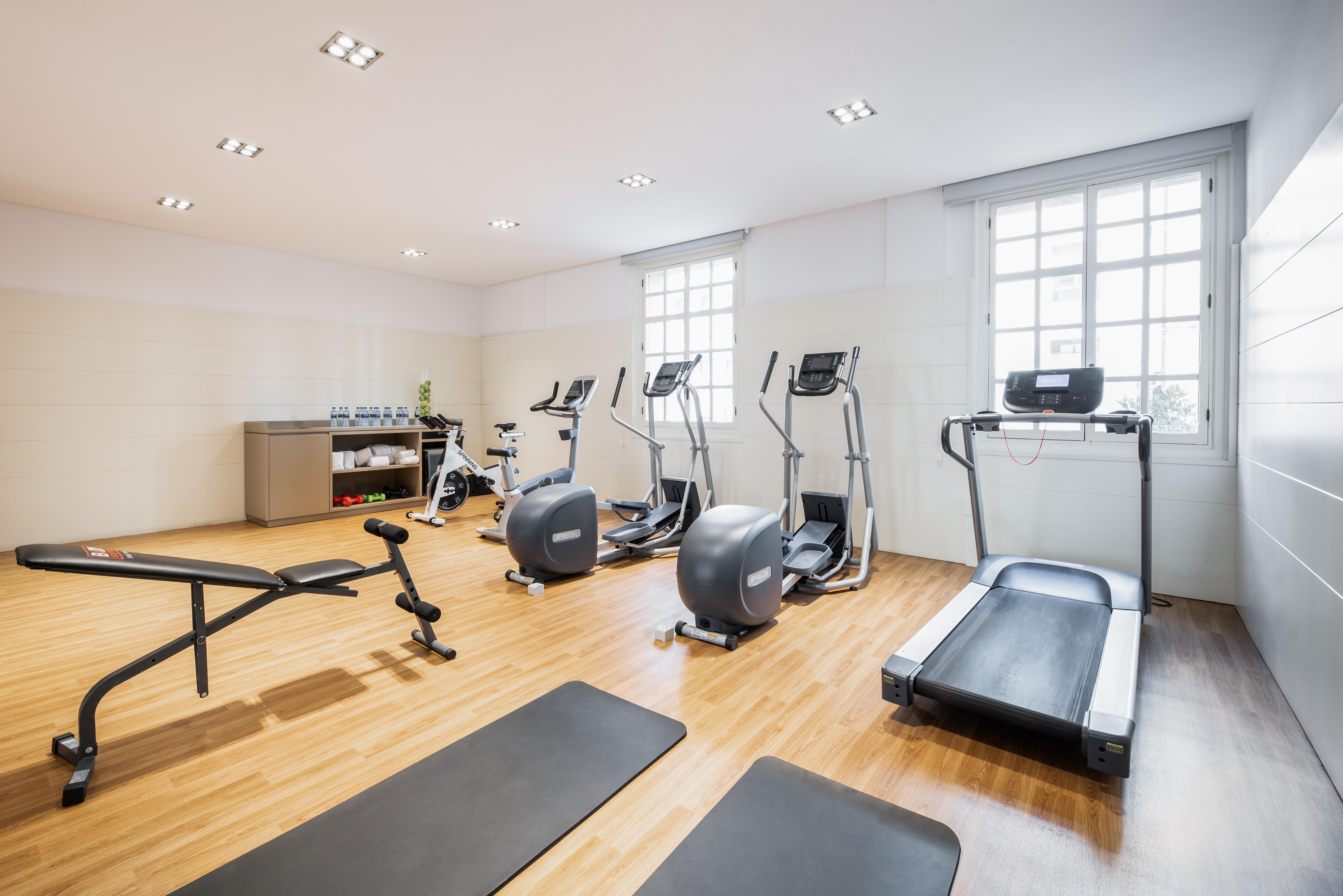 فندق يوروستارز دي لا ريكونكويستا اوفيدو المظهر الخارجي الصورة A gym at a hotel