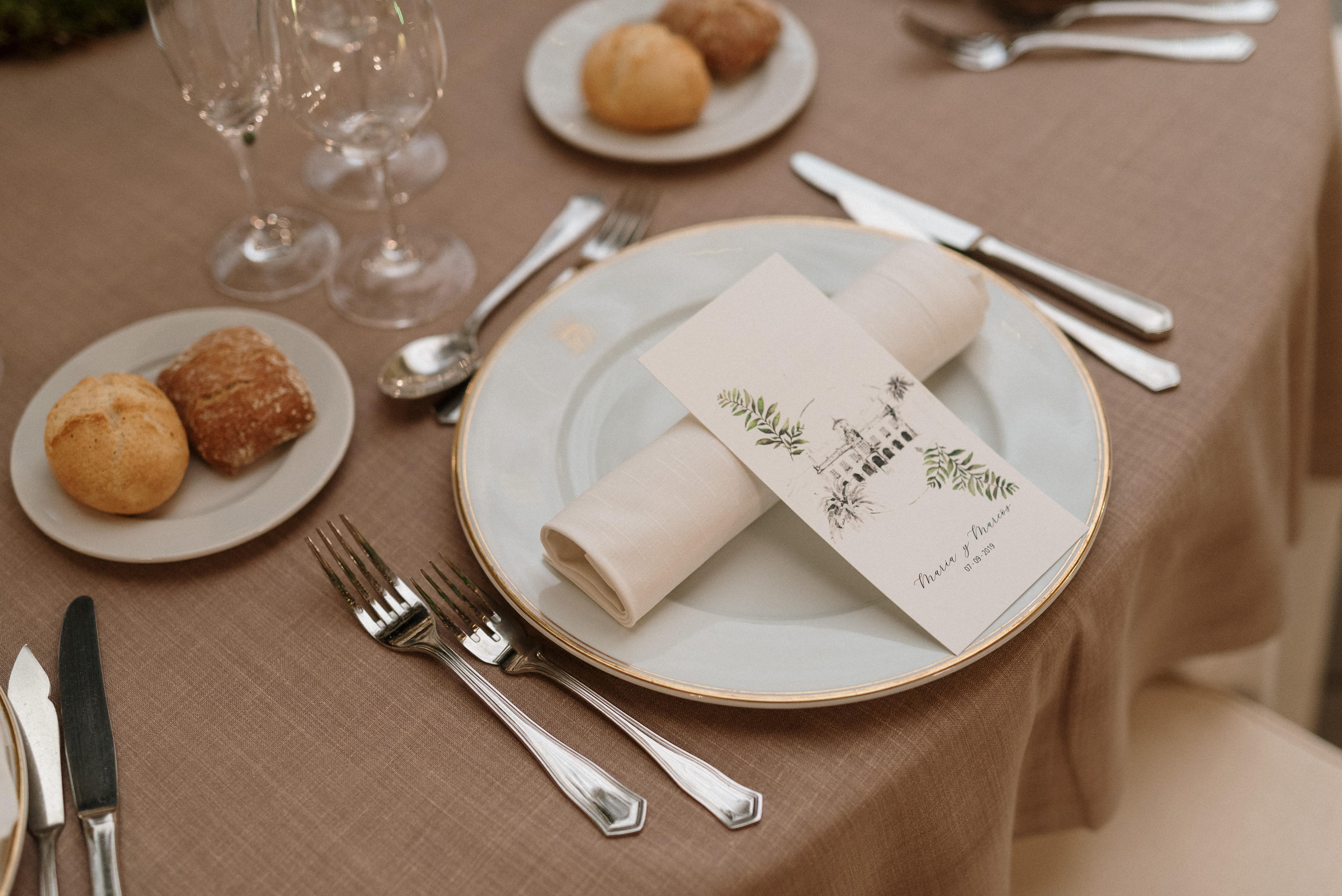 فندق يوروستارز دي لا ريكونكويستا اوفيدو المظهر الخارجي الصورة A Christmas cracker on a place setting