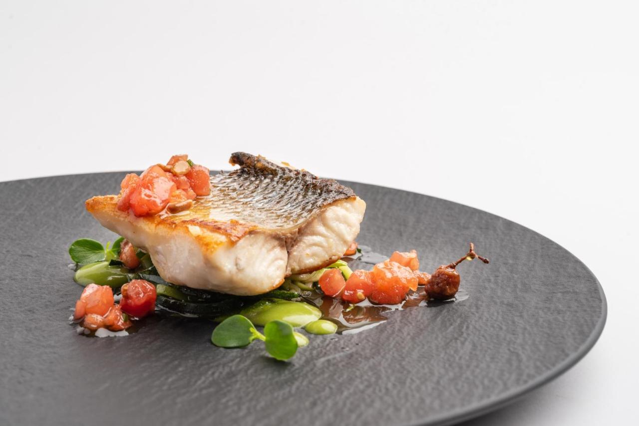 فندق يوروستارز دي لا ريكونكويستا اوفيدو المظهر الخارجي الصورة A prepared fillet of grouper